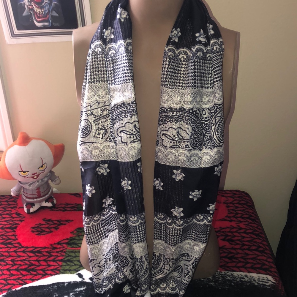 FREE W PURCHASE Scarf w flowers white & dark blue